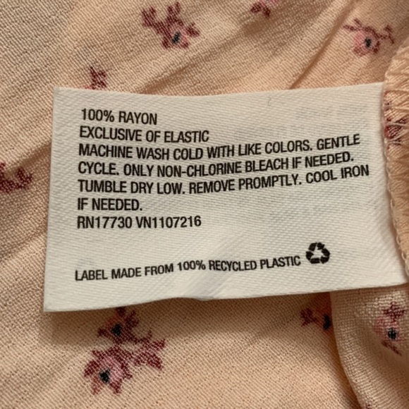 (XS)- The Nines by HATCH Sleeveless V-Neck Tank Top‎ - Picture 6 of 8